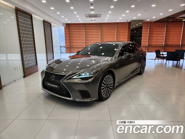 Lexus LS500h 5th Gen