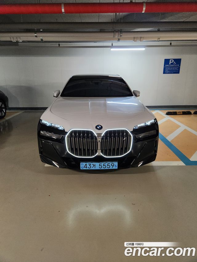 BMW i7 (G70)